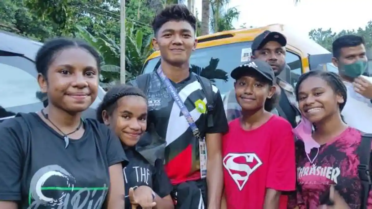 Ketika Pemain Sepakbola Aceh Diserbu Remaja Putri Papua, Ramai-ramai Minta Selfie
