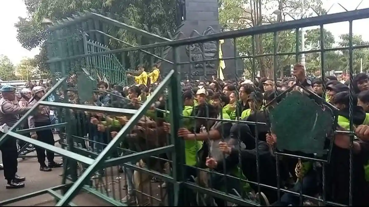 Demo Mahasiswa Tolak Perppu Cipta Kerja, Pagar Gedung DPRD Jateng Empat Kali Dijebol Massa