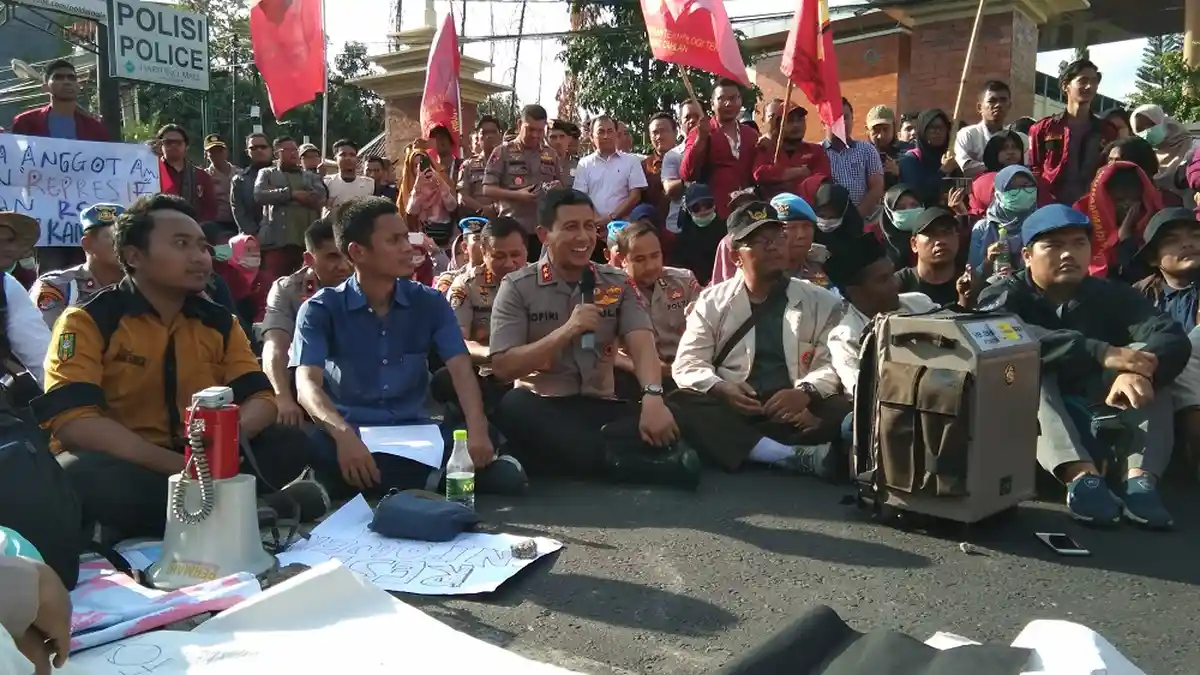 Kapolda DIY Duduk Bersama Massa Aksi Damai#MuhammadiyahBerduka