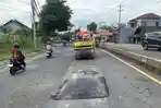 Ditambal Setiap Hari, Lubang di Jalan Pantura Batang-Pemalang Tak Habis. Muncul yang Baru Usai Hujan