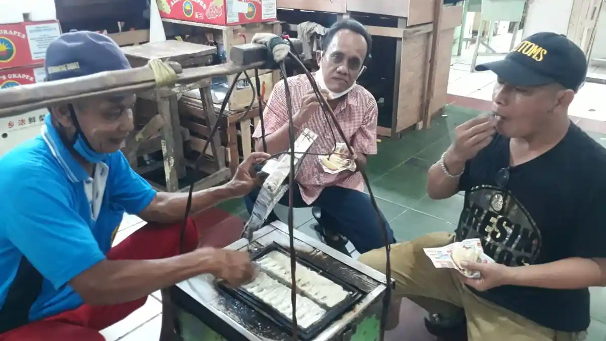 Berjualan Puluhan Tahun, Pedagang Roti Bantol di Gresik Terharu Dagangan Roti Bantolnya Diborong