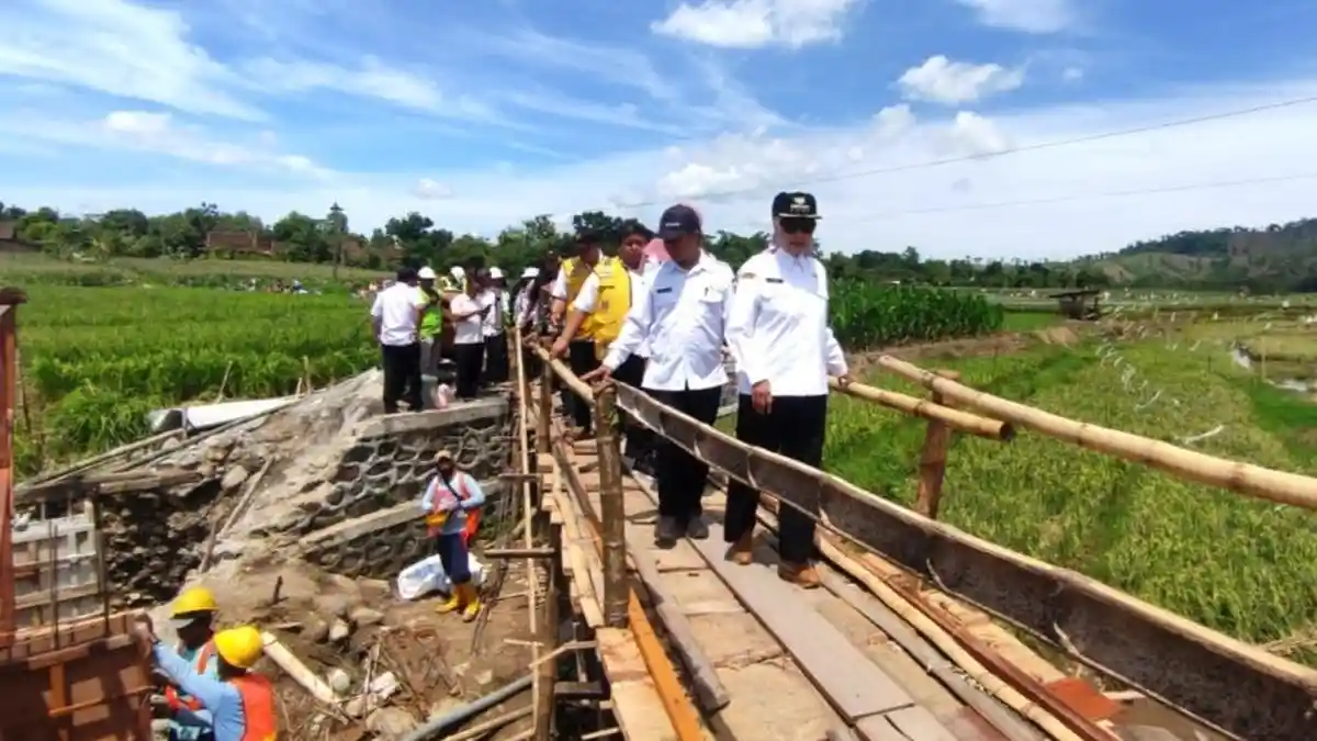 Jembatan Penghubung Dua Desa di Patean Kendal Diperbaiki