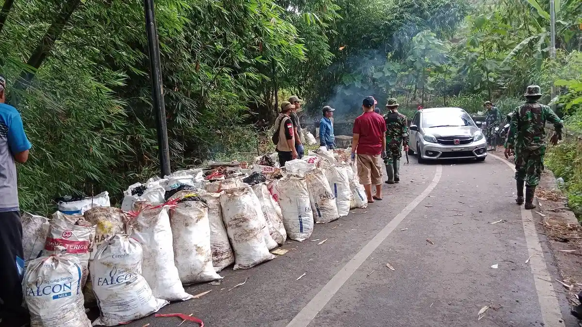 Warga Dibantu Aparat Bersihkan TPS Liar di Cihanjuang Sumedang, Lebih dari 10 Karung Terkumpul