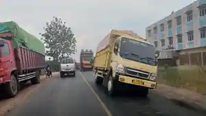Truk-patah-as-roda-di-Desa-Lalang-Sembawa-Kecamatan-Sembawa-Banyuasin.jpg