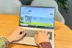 LAYANAN-DIGITAL-Salah-satu-karyawan-saat-sedang-mengakses-website-kprhijrahid.jpg