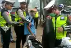 aksi-nekat-pengendara-sepeda-motor-menabrak-polisi-yan.jpg