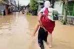 Perjuangan Siswa SDN 1 Kelutan Trenggalek Ikuti Ujian di Tengah Banjir