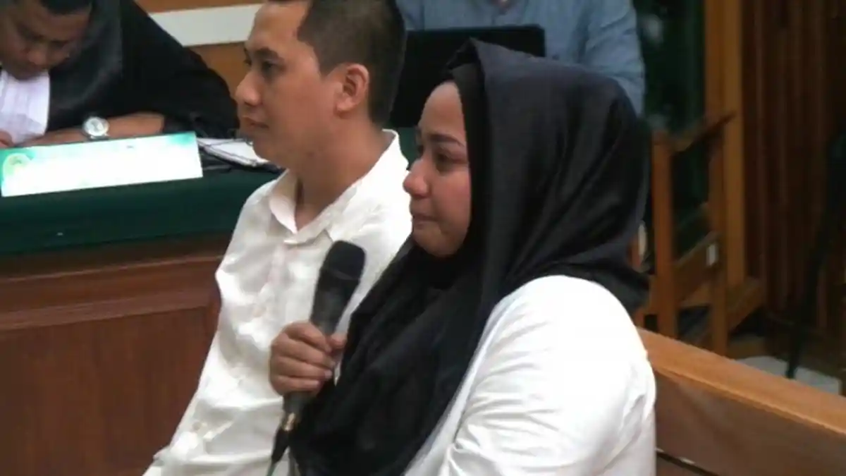 Dituntut 20 Tahun Penjara, Bos First Travel Menangis