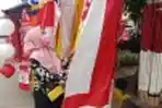 Jelang HUT RI Ke-75 Pedagang Bendera dan Umbul-umbul Marak