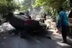 Tabrak Pembatas Jalan, Mobil Terbalik di Simprug Jakarta Selatan