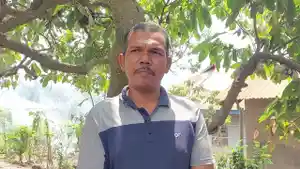 DIWAWANCARA-Kepala-Desa-Pululera-Paulus-Sony-Sang-Tukan-saat-diwawancara.jpg