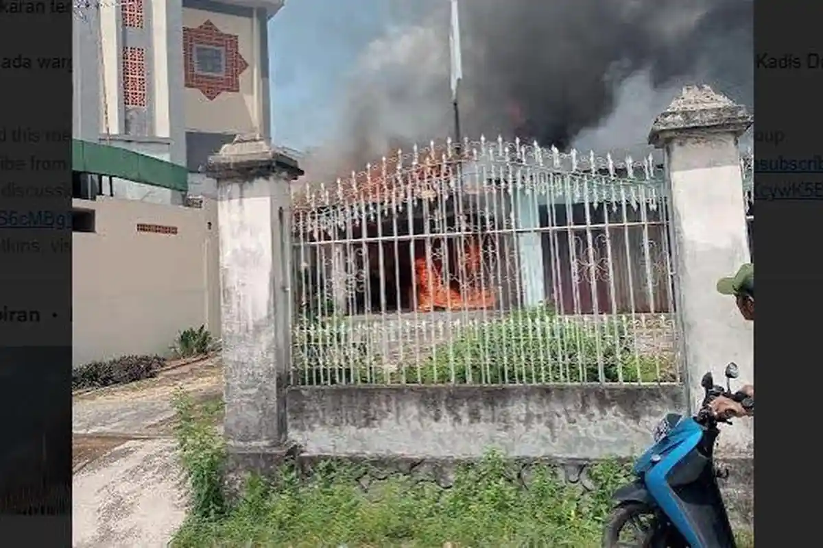 Satu Rumah di Lebak Bandung Kota Jambi Terbakar, Api Terlihat dari Atas Rumah