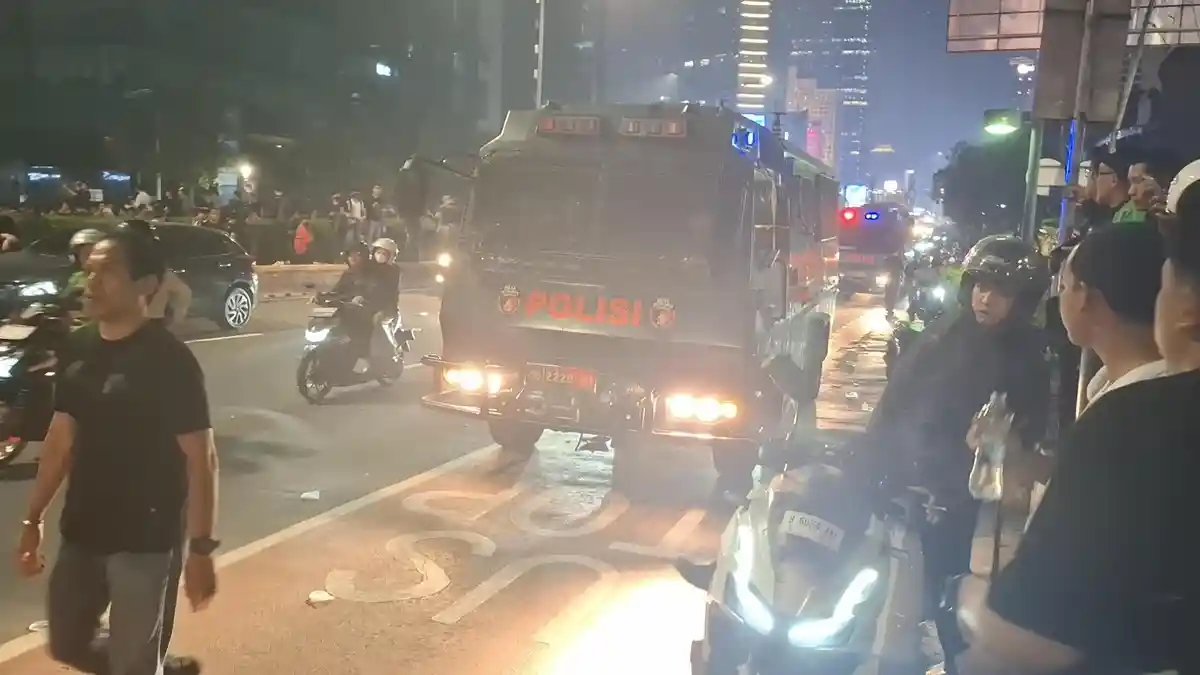 Polisi Bubarkan Kendaraan-kendaraan di Tepi Ruas Jalan MH Thamrin Menuju Sudirman Jakarta