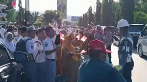 Siswa-SMA-dan-guru-iringi-Presiden-Jokowi-di-Jalan-Edi-Sabara-Kendari-menuju-Muna-dan-Muna-Barat.jpg