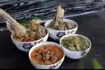 Seorang-pengunjung-saat-menikmati-Bakso-Tunjang-Mboke.jpg