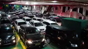 Aktivitas-di-Pelabuhan-Ketapang-Banyuwangi-saat-musim-arus-mudik-Lebaran-2026.jpg