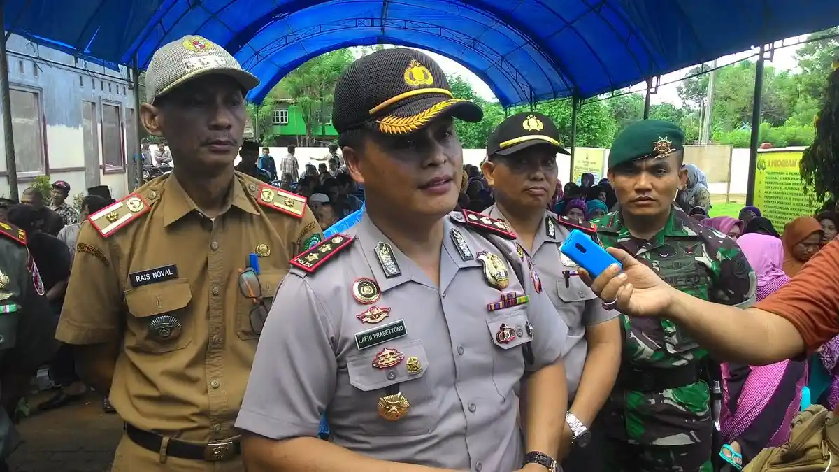 AKBP Lafri Prasetyo Pemrakarsa Jumat Berkah dan Bagi Kacamata Gratis