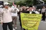 Massa yang Menamakan Diri Ikatan Keluarga Besar UI Demo Bawaslu