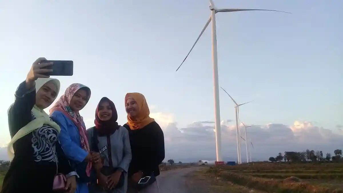 Turbin PLTB Tolo 1 Jadi Obyek Selfie Warga Jeneponto