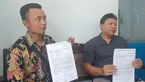 Dua-guru-ASN-ombang-yang-diberhentikan-saat-mengajukan-permohonan-Rapat-Dengar-Pendapat.jpg