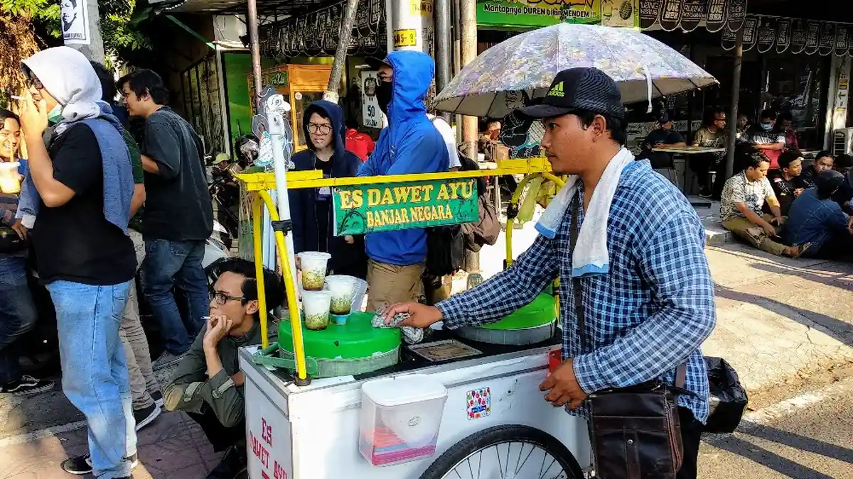 Tanpa Takut, Pedagang Ngalap Berkah di Tengah Aksi Gejayan Memanggil 2