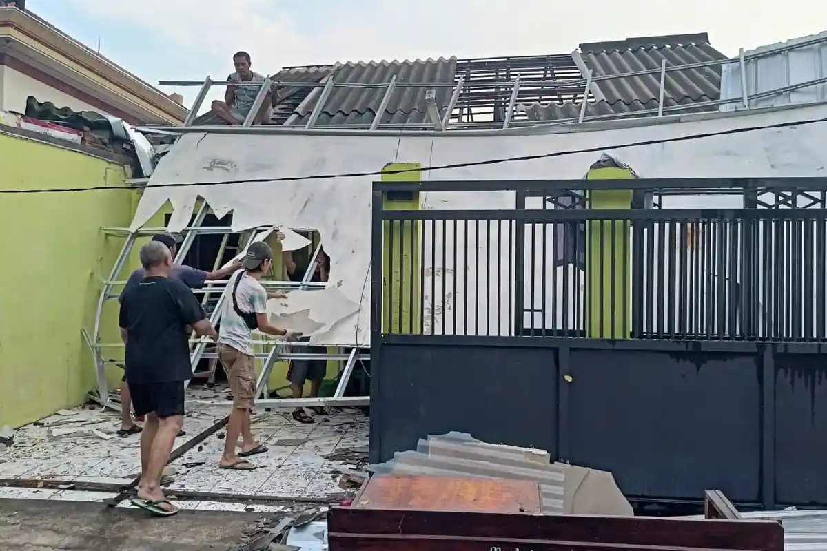 3 Menit Diterjang Angin Kencang, Puluhan Rumah di Bungurasih Sidoarjo Rusak, Banyak Atap Terhempas