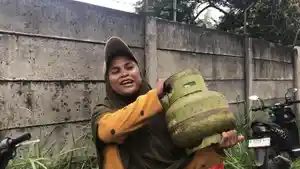 meluapkan-kebahagiaan-usai-mendapat-stok-gas-3-kilogram-Bekasi-Timur-Selasa-422025.jpg