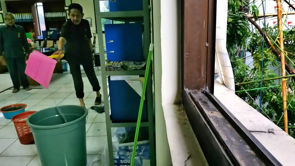 FOTO: Ruang Panitera Pengadilan Tinggi Makassar Kemasukan Air Akibat Scaffolding Proyek DPRD Roboh - 02012019_kejati_mksr.jpg