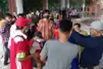 Antre Membeli Minyak Goreng Curah di Mal Bale Kota Tangerang