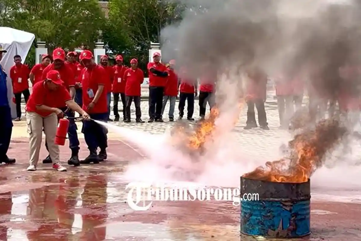 Relawan Damkar se-Kota Sorong Praktik Pemadaman Api hingga Penyelamatan Korban