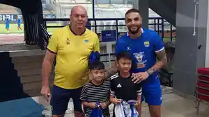 Fabio-dan-Gianluca-berfoto-bersama-Bojan-Hodak-d.jpg