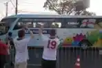 Suporter Inggris Menanti Bus Pembawa Timnas Inggris