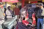 Kapolres-Probolinggo-AKBP-M-Wahyudin-Latif-mengembalikan-sepeda-motor-kepada-pemiliknya.jpg