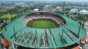 Atap-Stadion-Pakansari-yang-berada-di-wilayah-Kecamatan-Cibinong-rusak.jpg