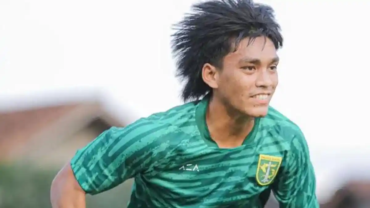 Persaingan Gelandang Persebaya Sangat Ketat, Ripal Wahyudi Tak ...