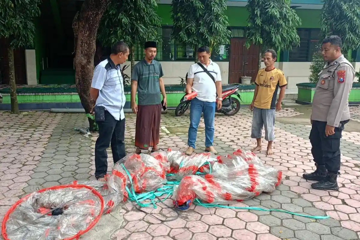 Polisi Amankan Balon Udara yang Jatuh Menimpa Atap MAN Kota Blitar, Pelaku Masih Diselidiki