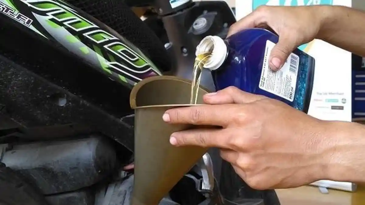 Setiap Motor Punya Takaran Oli Masing-masing, Ini Efeknya ke Mesin jika Oli Motor Anda Kelebihan