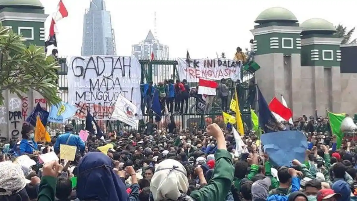 LIVE STREAMING - Update Terkini Demo Mahasiswa di DPR RI, Para Pendemo Mulai Naik ke Atas Pagar