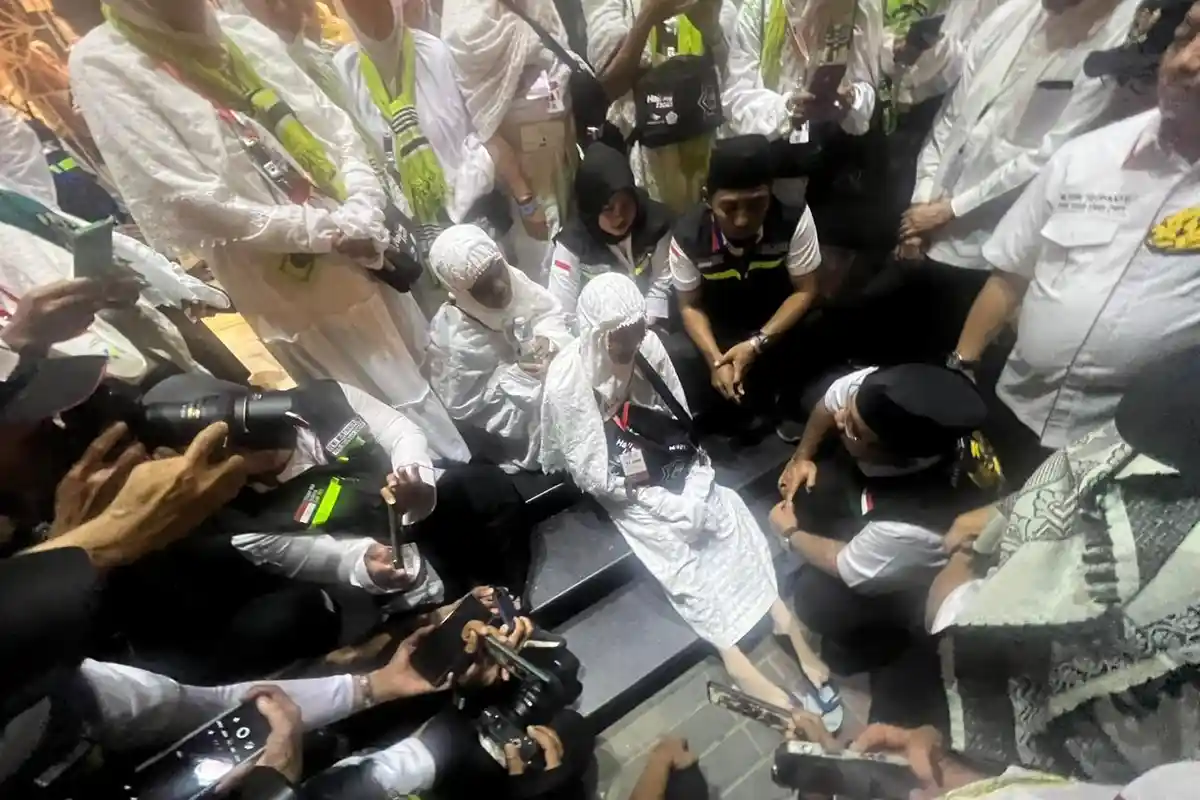 Kala Amirulhajj Indonesia Berlutut di depan Jamaah Lansia di Tangga Durrat Rahaf