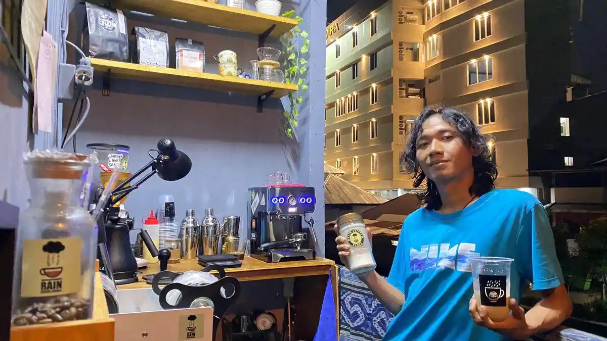Rain Coffee House, Sensasi Nyeruput di Balkon Belakang Rumah: Terbatas Dua Pengunjung