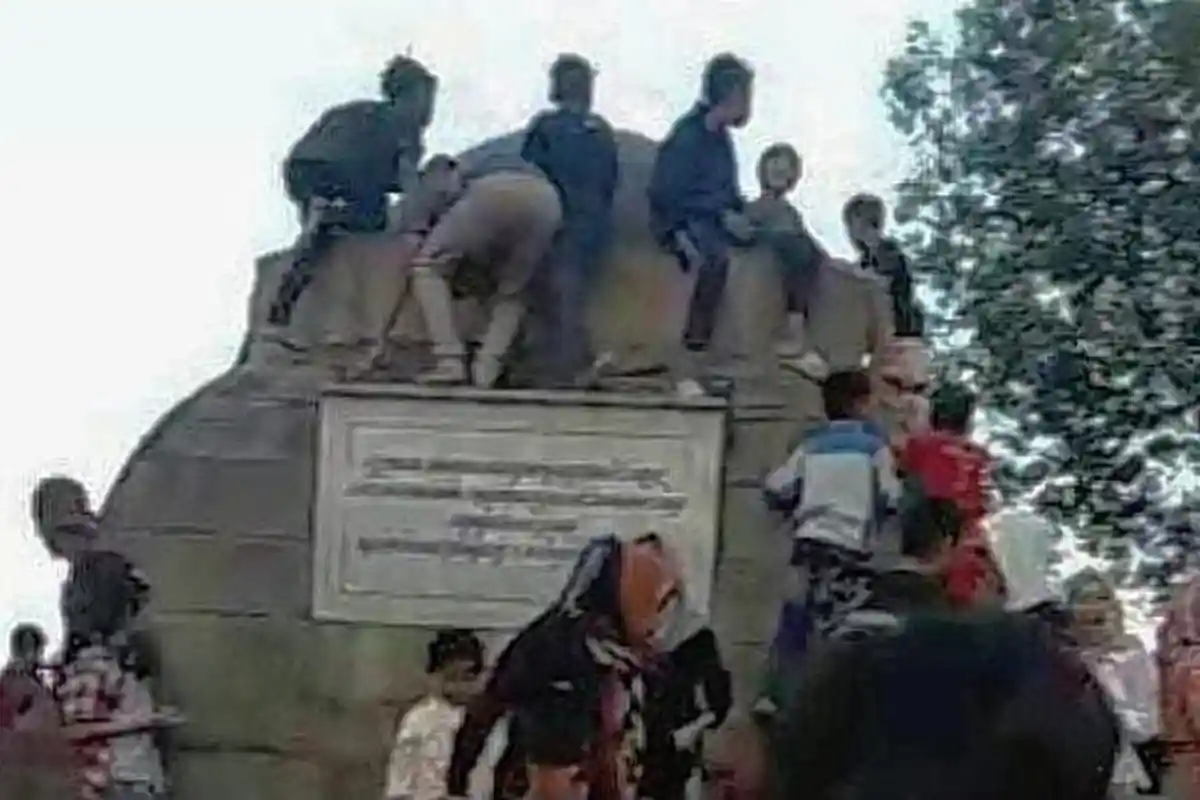 Monumen Lingga di Alun-alun Sumedang Dinaiki Penonton Karnaval, Kerajaan Sumedang Larang Meradang