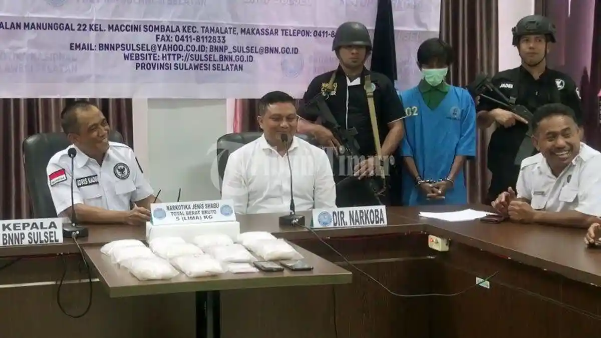 2 Kurir Sabu Mantan Napi Diciduk BNN Sulsel dengan Barang Bukti 4,8 Kg Sabu - badan-narkotika-nasional-provinsi-bnnp-sulsel-merilis-tersangka.jpg