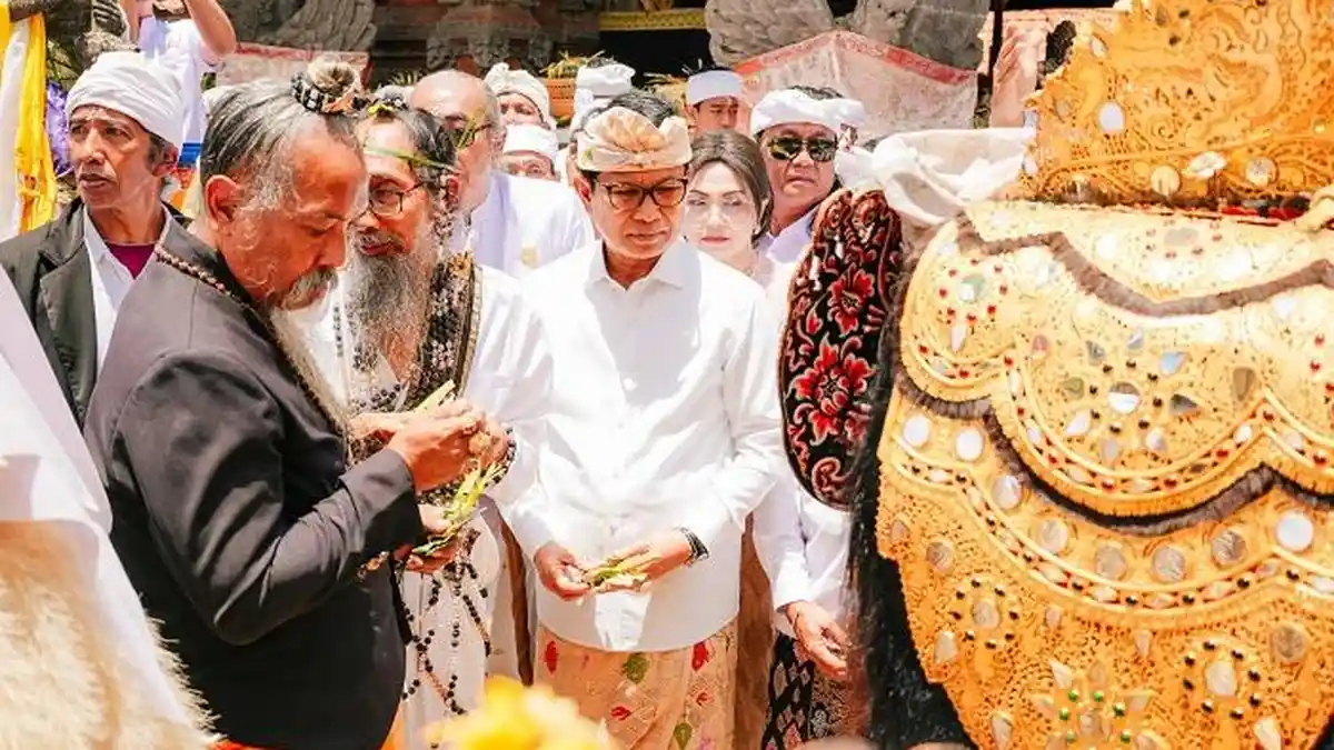 Bupati Adi Arnawa Hadiri Prosesi Ngodak Pelawatan di Pura Dalem Bebalang Carangsari