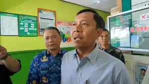 Wakil-Bupati-Ngawi-Dwi-Rianto-Jatmiko-saat-tinjau-siswa-keracunan.jpg