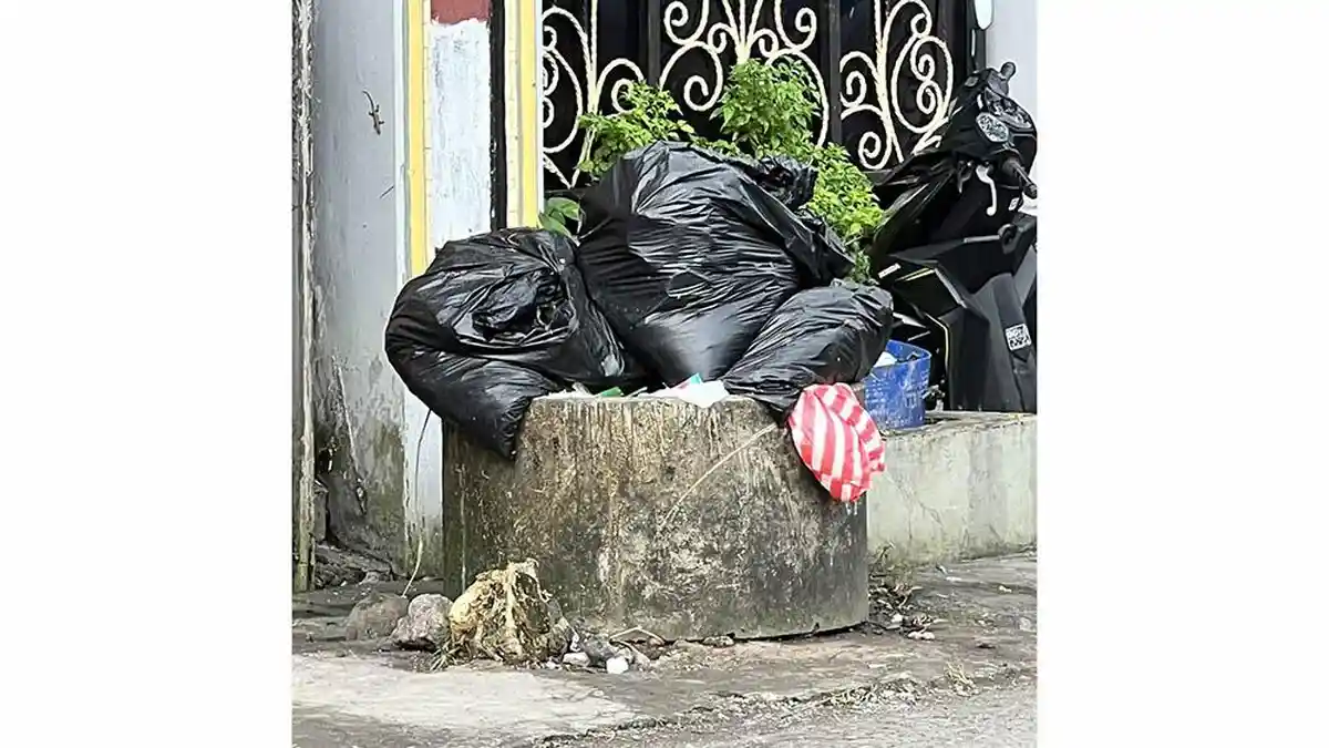 Bau Sampah Menguar di Alun-alun Sidareja Cilacap, Truk Sampah Mogok Jadi Biang Keladi