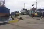 Suasana-aktivitas-bongkar-muat-di-Pelabuhan-Waikelo.jpg