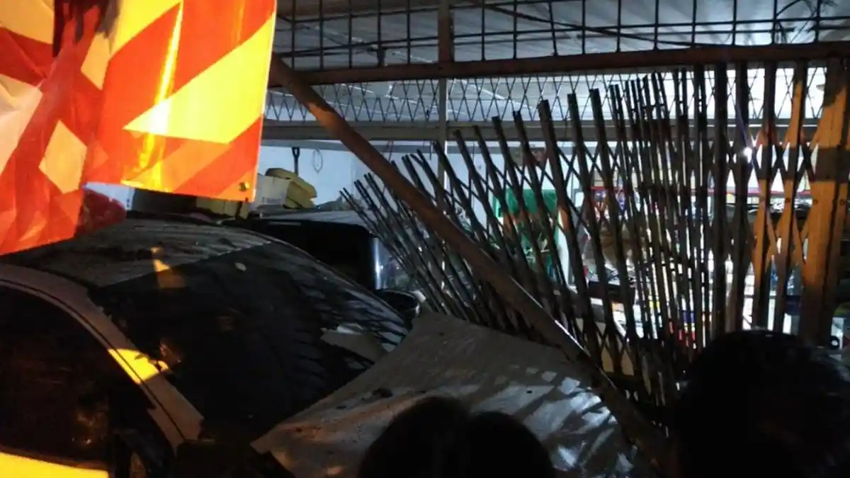 Daihatsu Sigra vs Toyota Fortuner Tabrakan di Jalan Setia Budi hingga Menyeruduk Rumah Toko