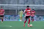 Emerson-Souza-saat-membela-Madura-United-di-musim-20252026.jpg
