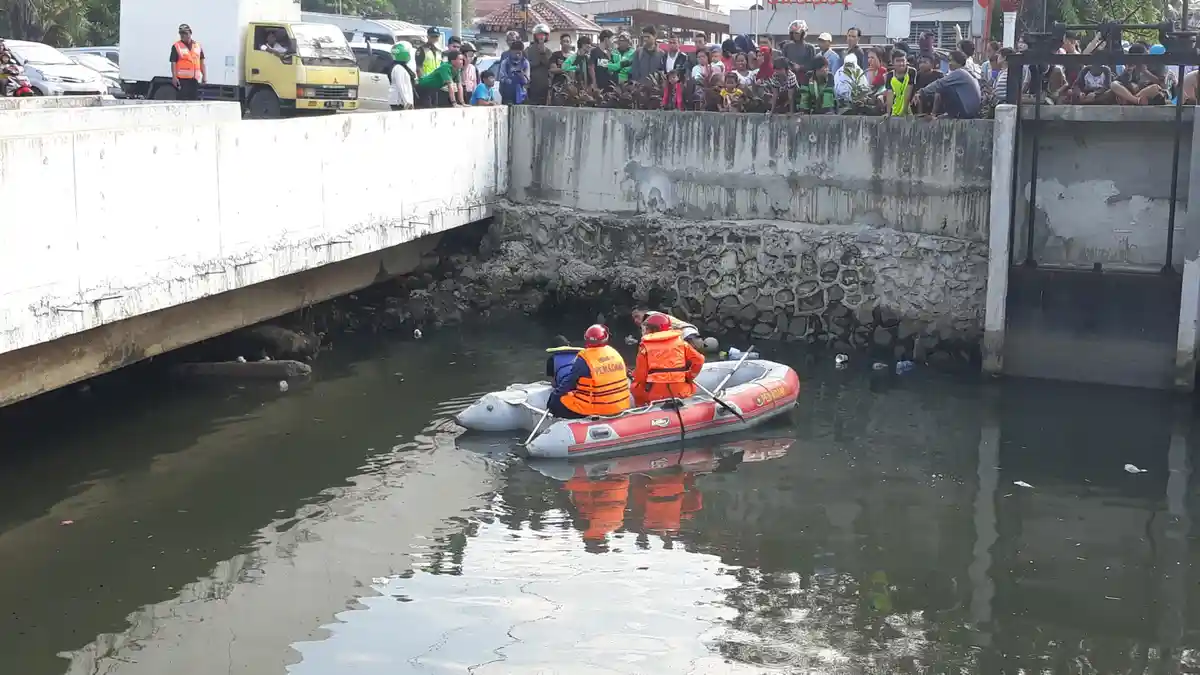 Buru Buaya, Petugas Sisir Kali Grogol dengan Perahu Karet