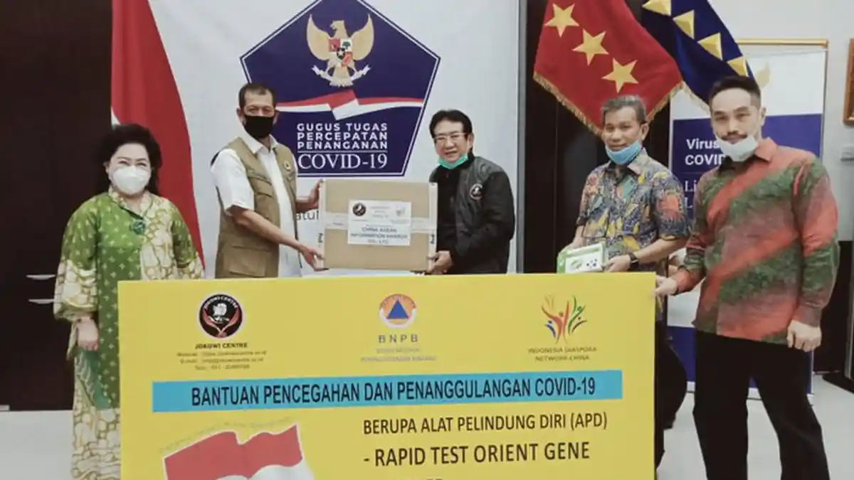 Jokowi Center dan Diaspora Indonesia Network China Beri Bantuan Alkes ke BNPB